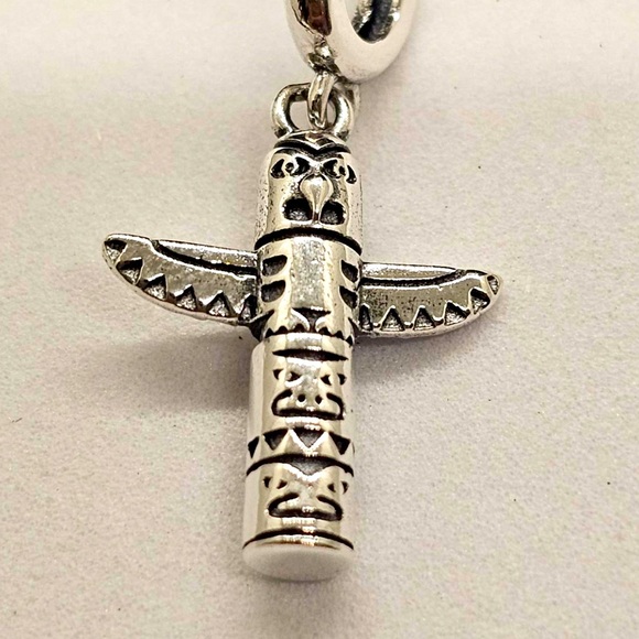 🪶 Sterling Silver Totem Pole Dangle Charm – Symbol of Strength & Heritage - Picture 1 of 6